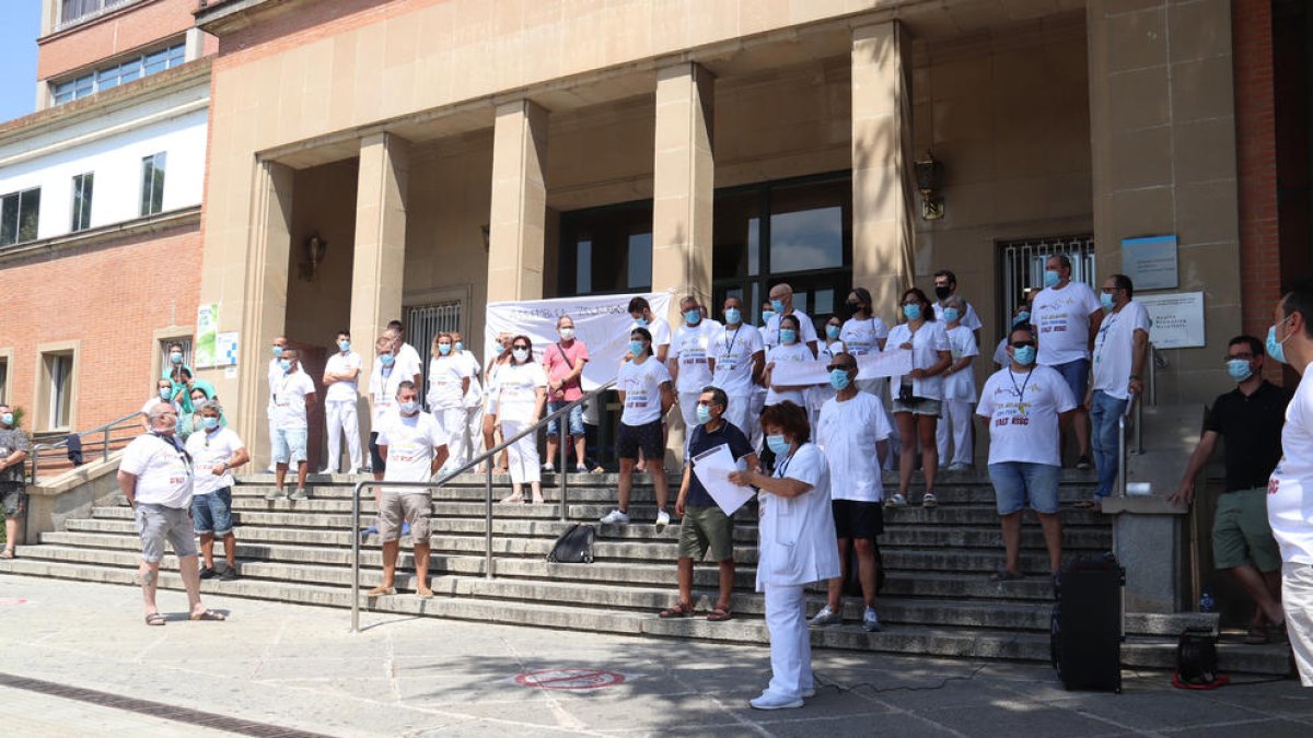 Celadores se manifiestan en Cataluña para que Sanidad los deje de considerar de bajo riesgo