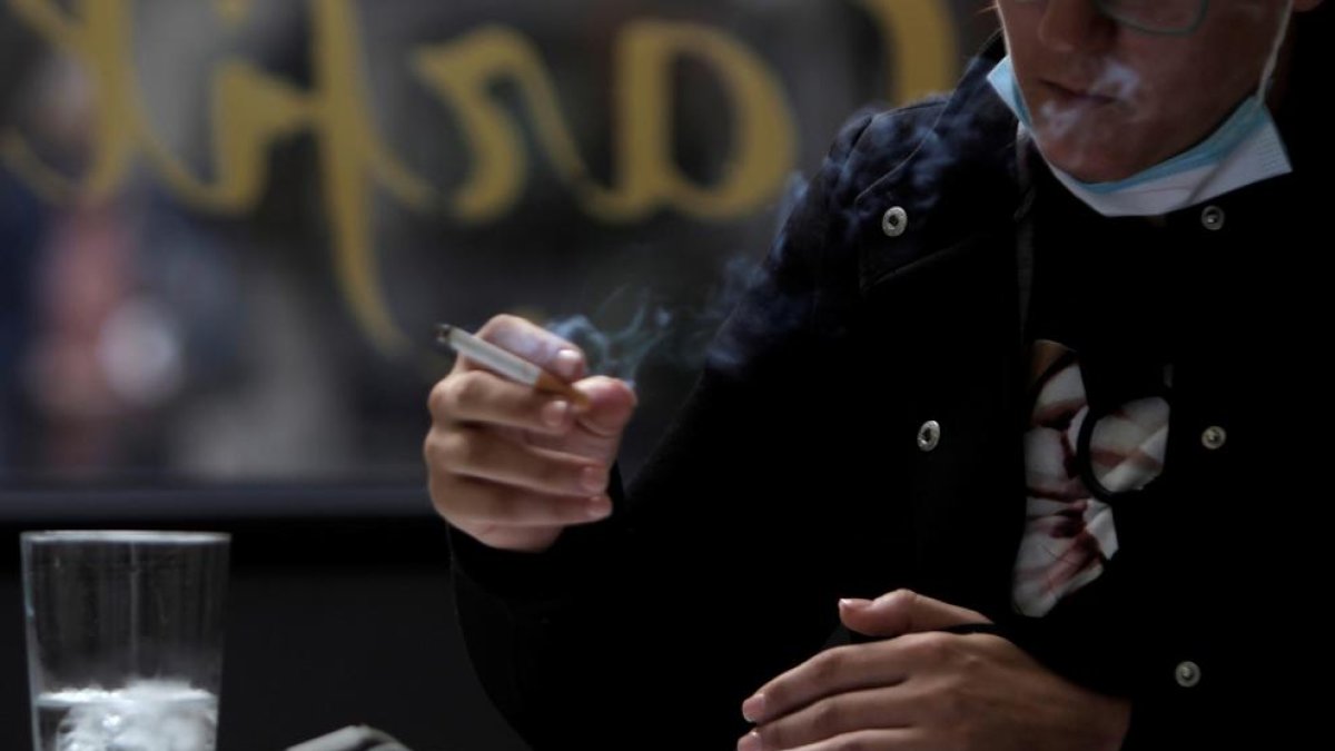 Piden aplicar la prohibición de fumar en la calle en toda España