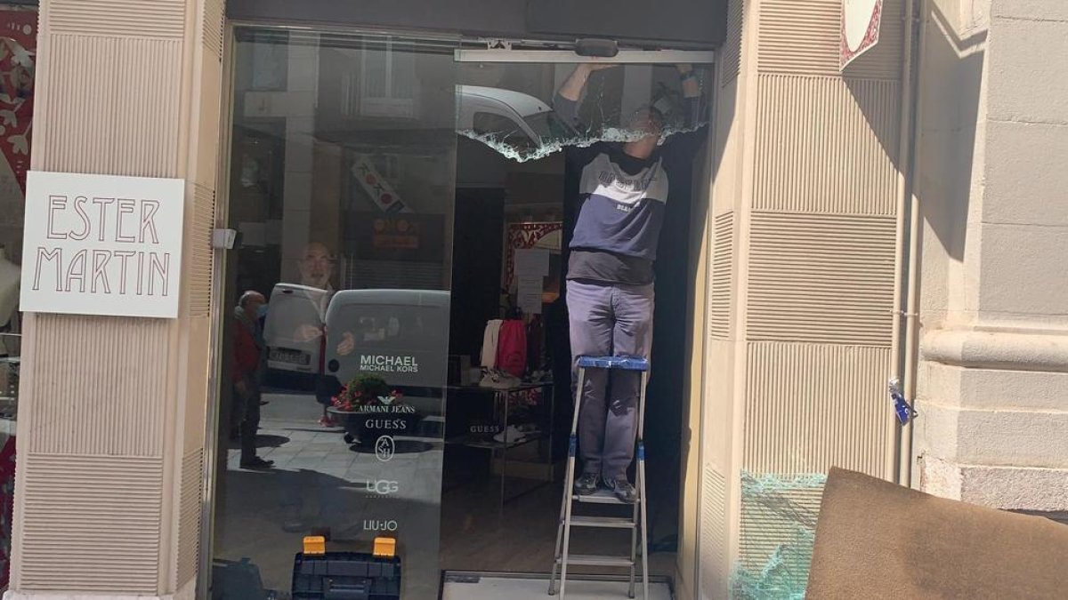 Roban en una tienda de Reus durante la madrugada, rompiendo el escaparate de una pedrada