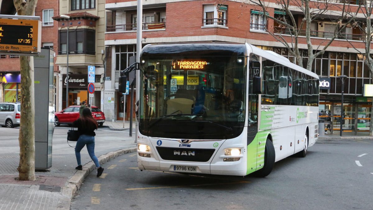 Territori pasa encuestas a los usuarios por|para el traslado de los buses interurbanos de Reus