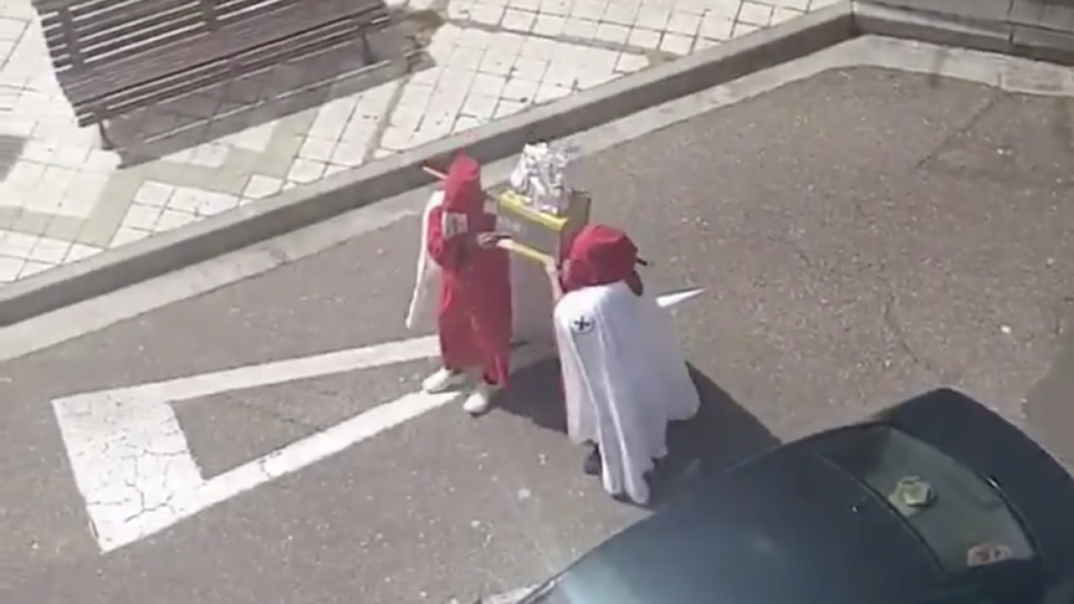 Dos cofrades imitan una procesión con rollos de papel higiénico en Palencia