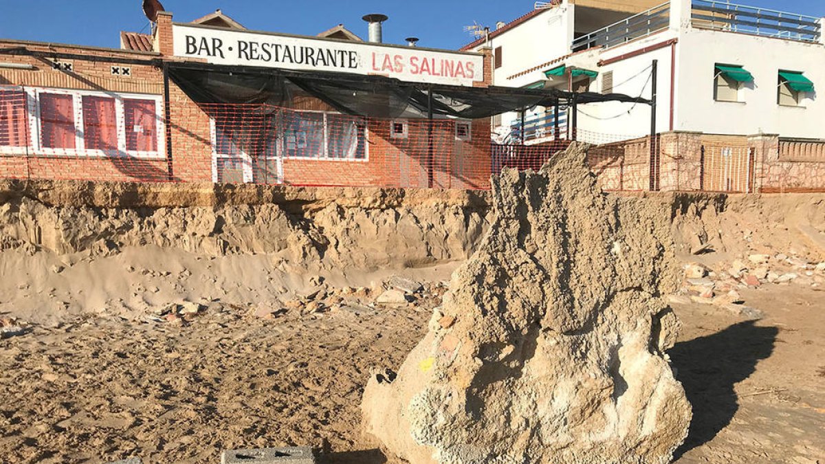 Un mes después del Glòria la Costa Daurada continúa con falta de arena y desperfectos