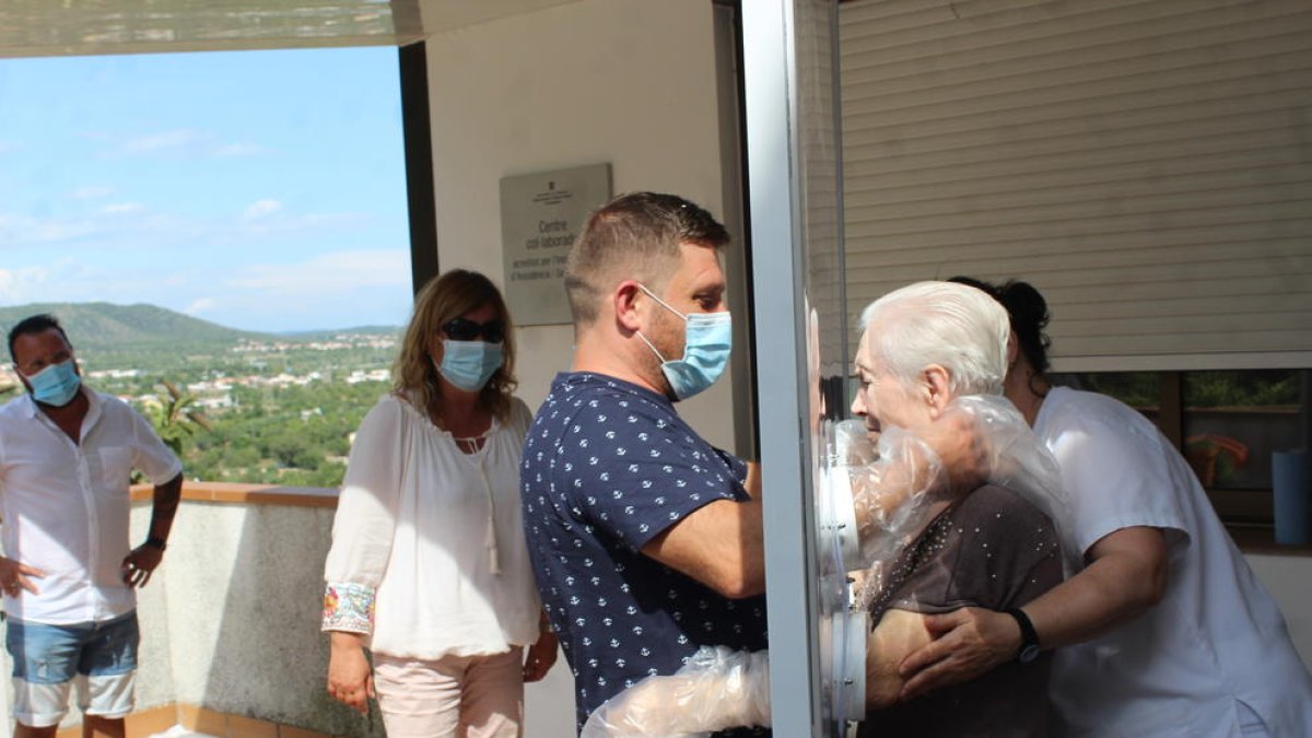 El invento casero de dos creixellencs que permite acercar los abrazos en tiempo de la Covid-19