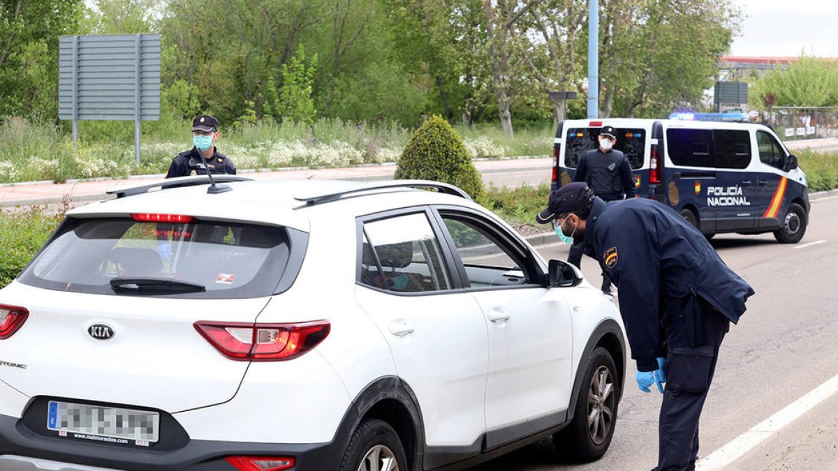 Una jove i un bebè viatgen en el maleter d'un cotxe per a evitar un control