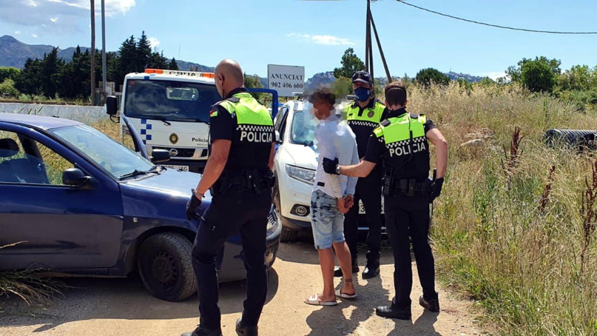 Detenido por conducir sin carné con droga encima e intentar embestir a los agentes de la policía en un control