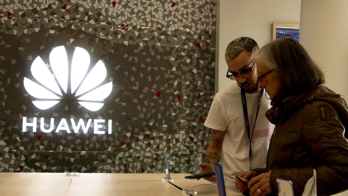Huawei «sigue apostando» por Barcelona a pesar de la cancelación del MWC y abre la segunda tienda mayor de Europa