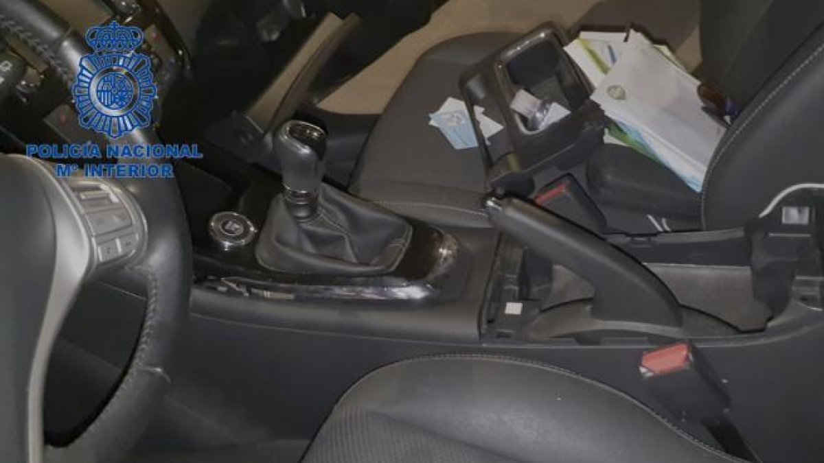 Detingut per ocultar una borsa de cocaïna sota la palanca de canvi del seu vehicle