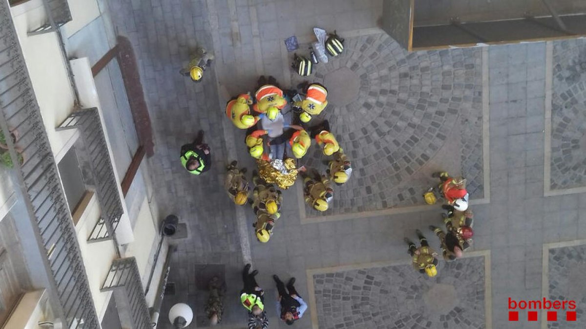Bombers rescata a un home que havia caigut dins una casa a Valls