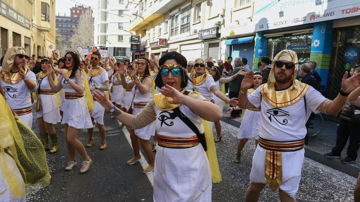 Las mejores imágenes del desfile de lluïment del Carnaval de Reus