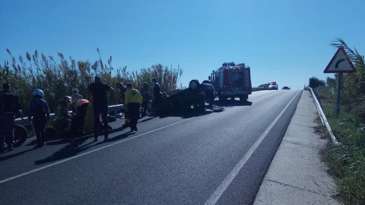 Quatre persones ferides en bolcar un cotxe al Morell