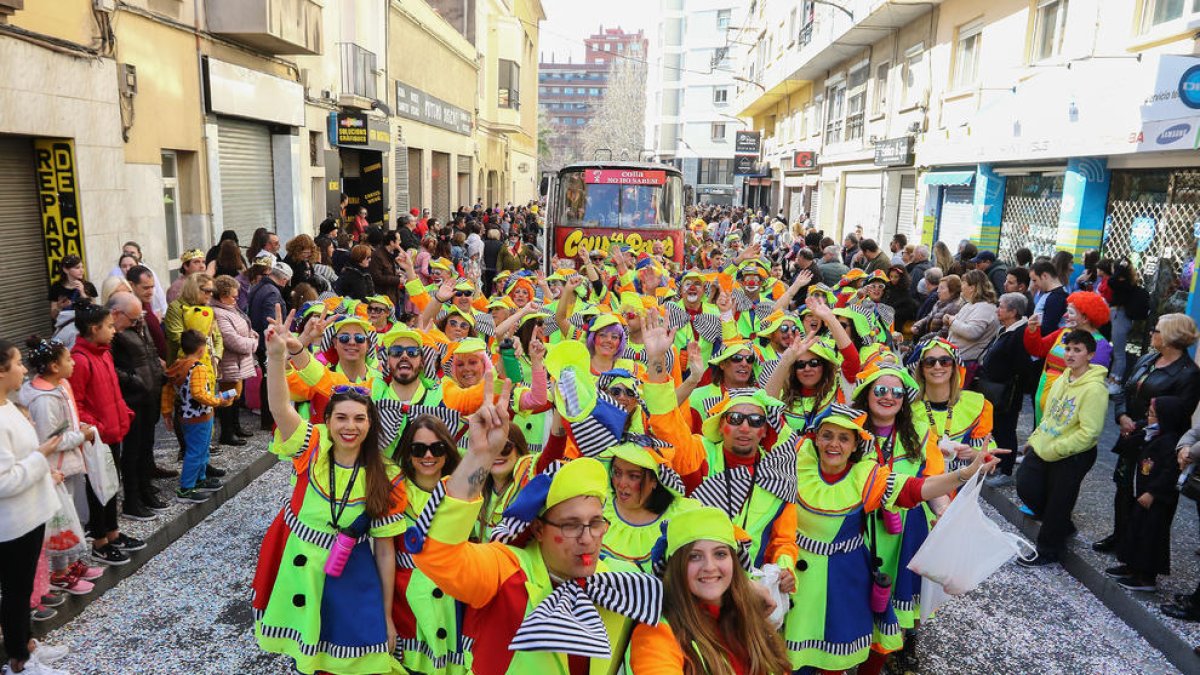 Quilos de confeti posen el color a una particular batalla entre colles a Reus