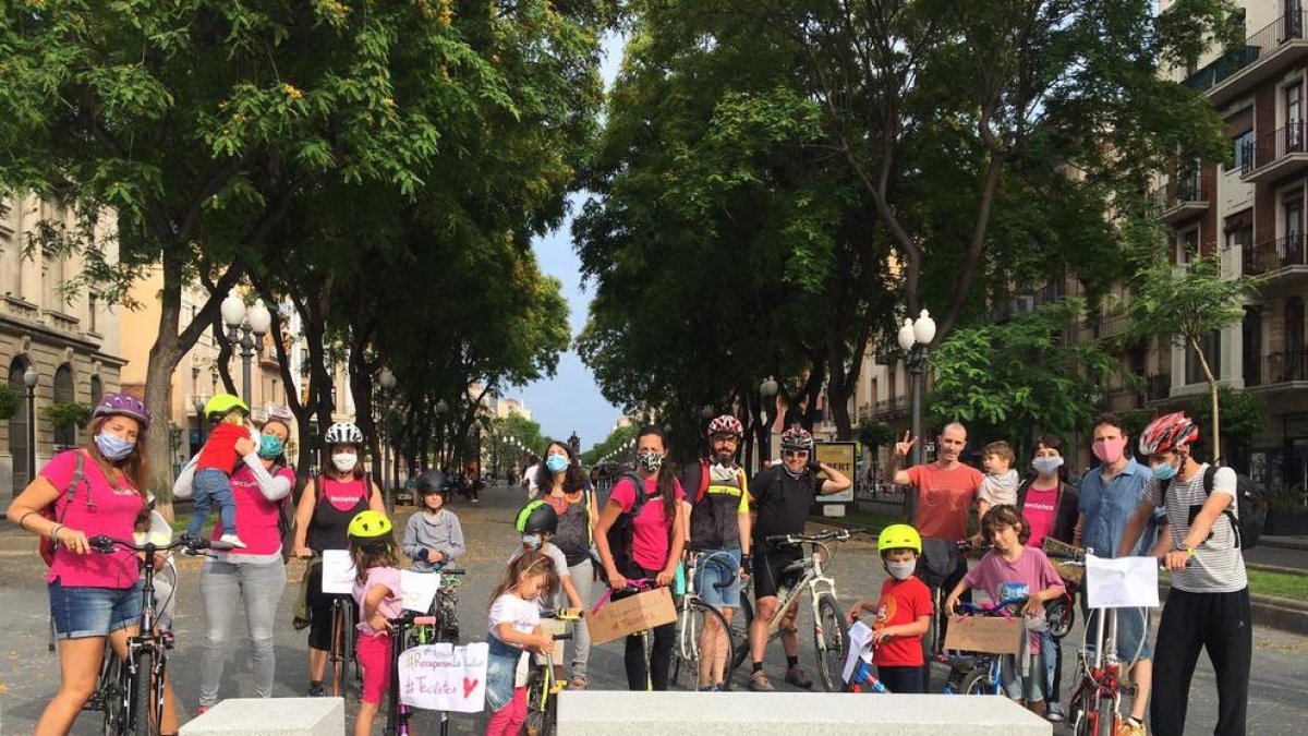 El movimiento 'Confinamos los coches' reclama una reducción drástica del uso del vehículo privado en la ciudad