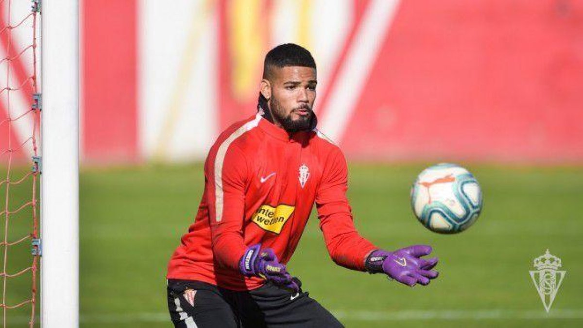 El Ibiza expulsa a los recogepelotas que llamaron «inmigrante» al portero del Sporting B