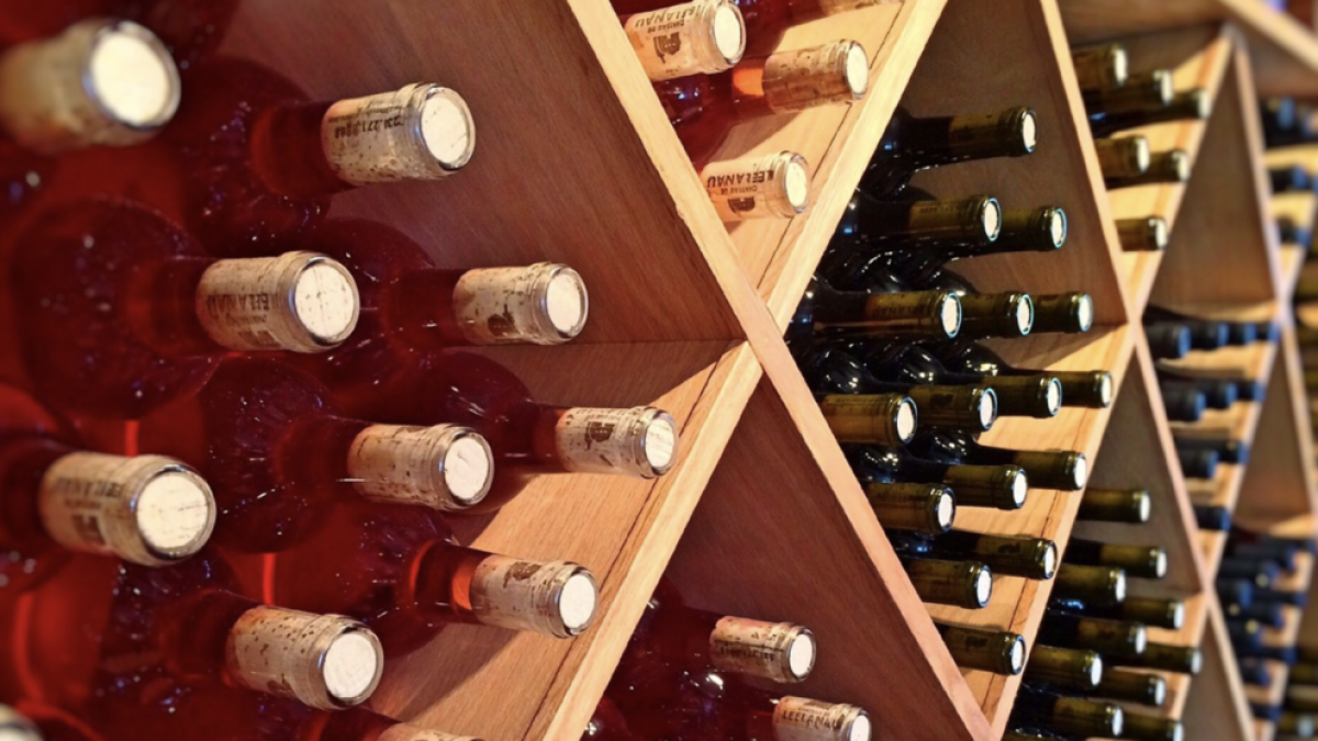 Expedienten tres bodegues per la suposada venda com a criança d'un vi jove