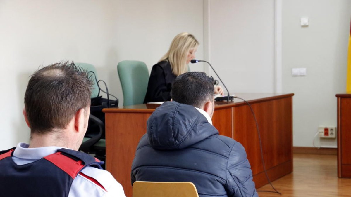 El acusado de intentar lanzar por|para la ventana la expareja dice que estaba trabajando y que la denuncia es falsa