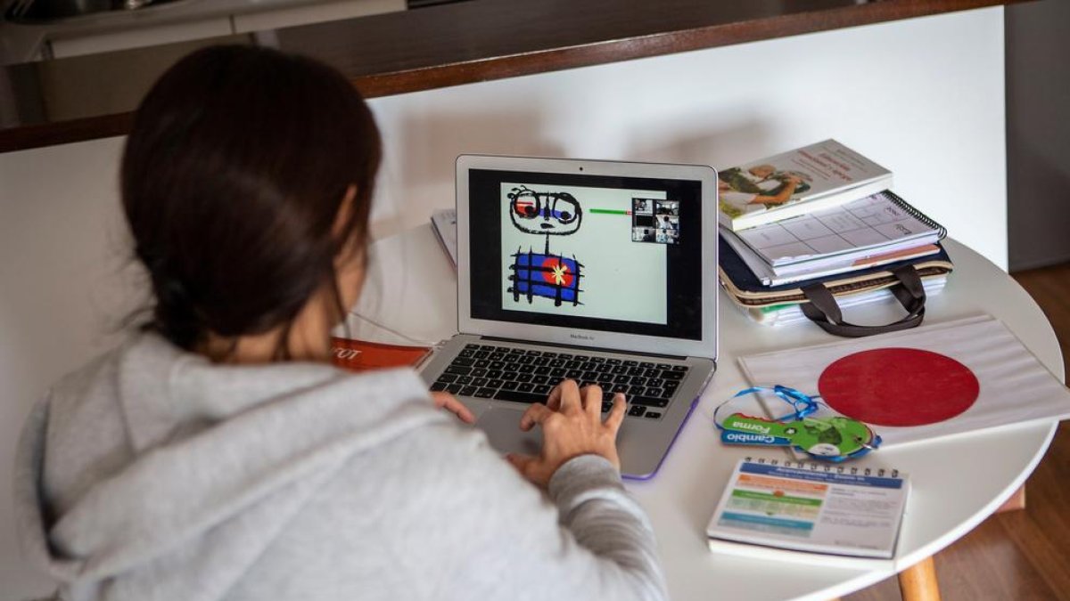 Un de cada tres empleats a Espanya podria teletreballar, segons CaixaBank