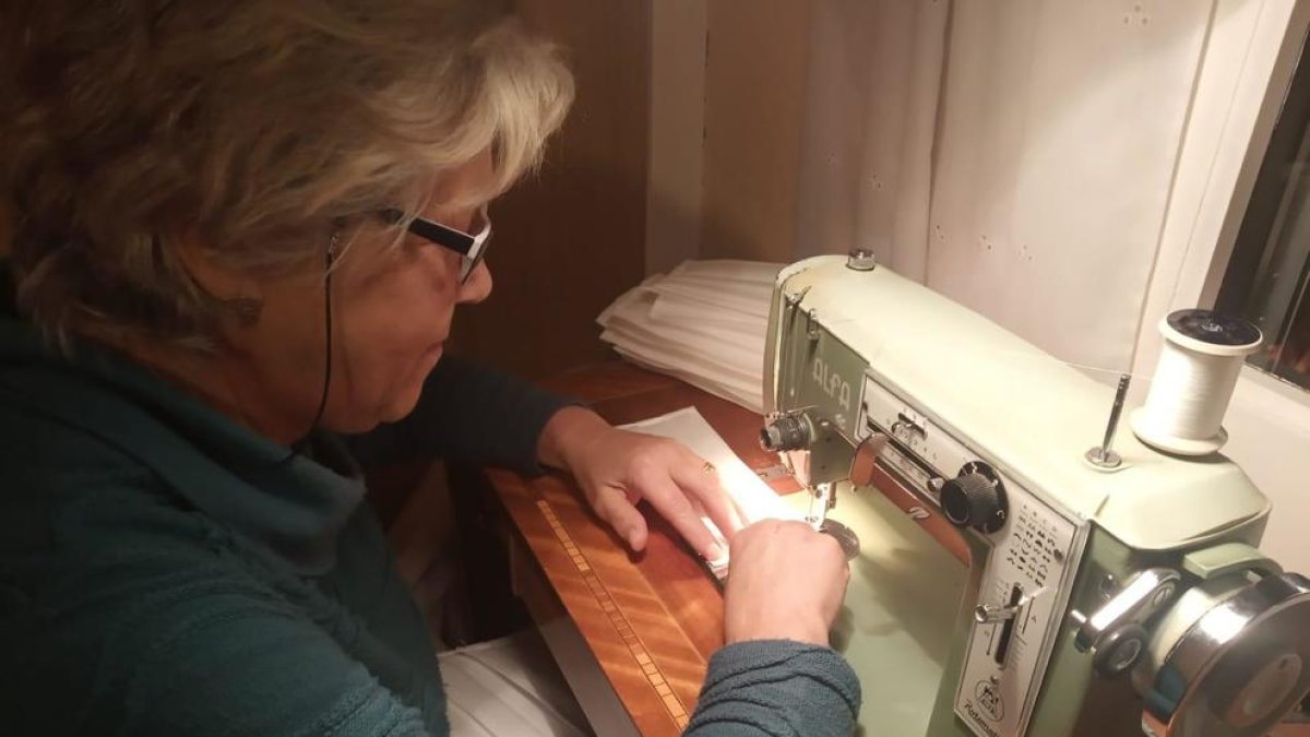 Voluntarias de Prades realizan más de 1.000 mascarillas para los establecimientos esenciales