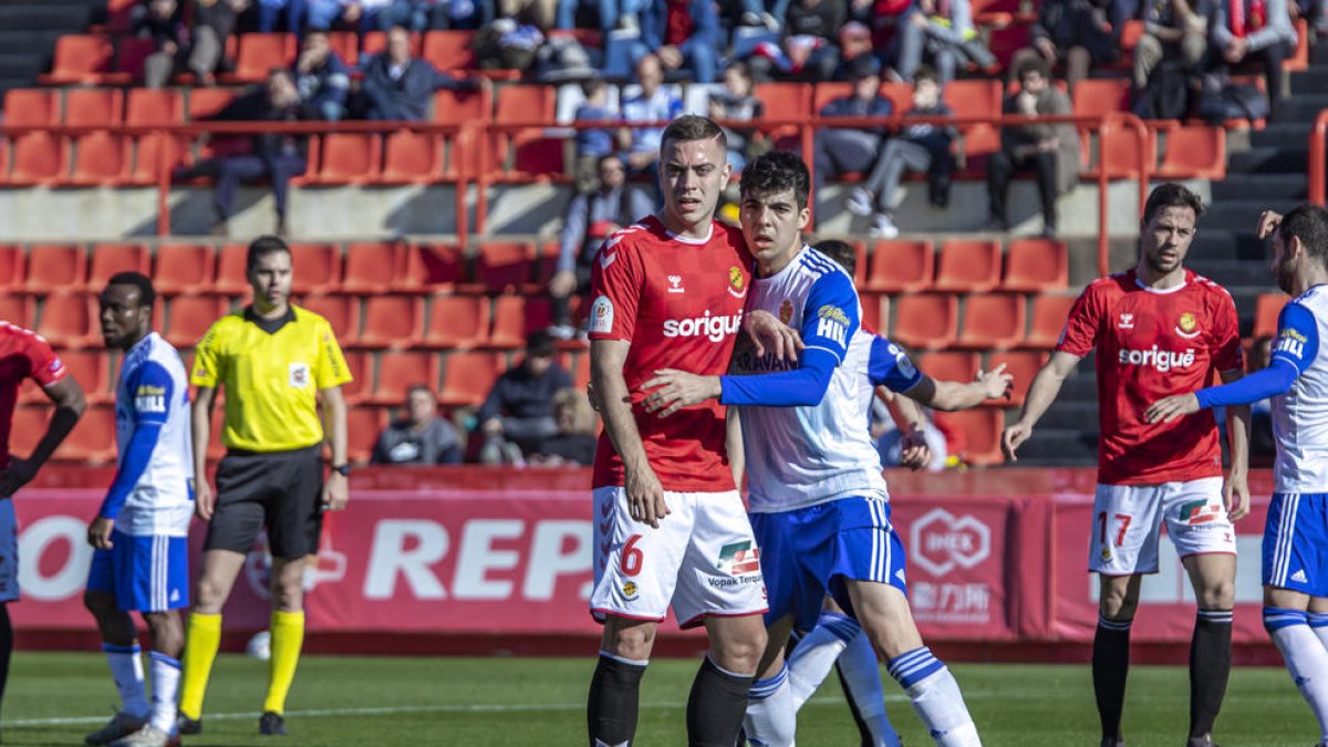 Con el enemigo en casa