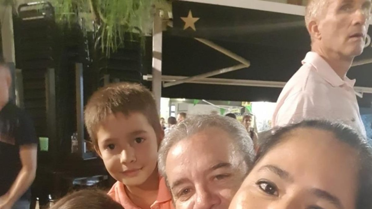 Un tarraconense espera avión para viajar al Paraguay y establecerse con la familia