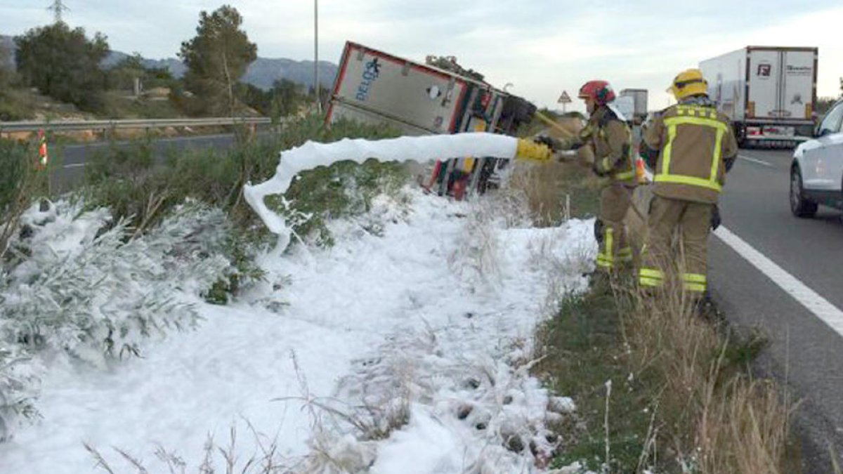 Bolca un camió frigorífic a l'AP-7 a l'Ametlla de Mar