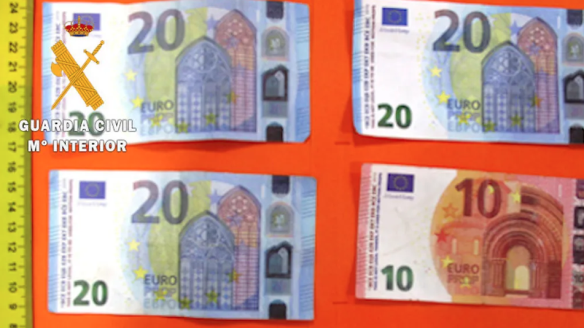 Detinguda una parella a Granada per pagar amb bitllets usats en pel·lícules