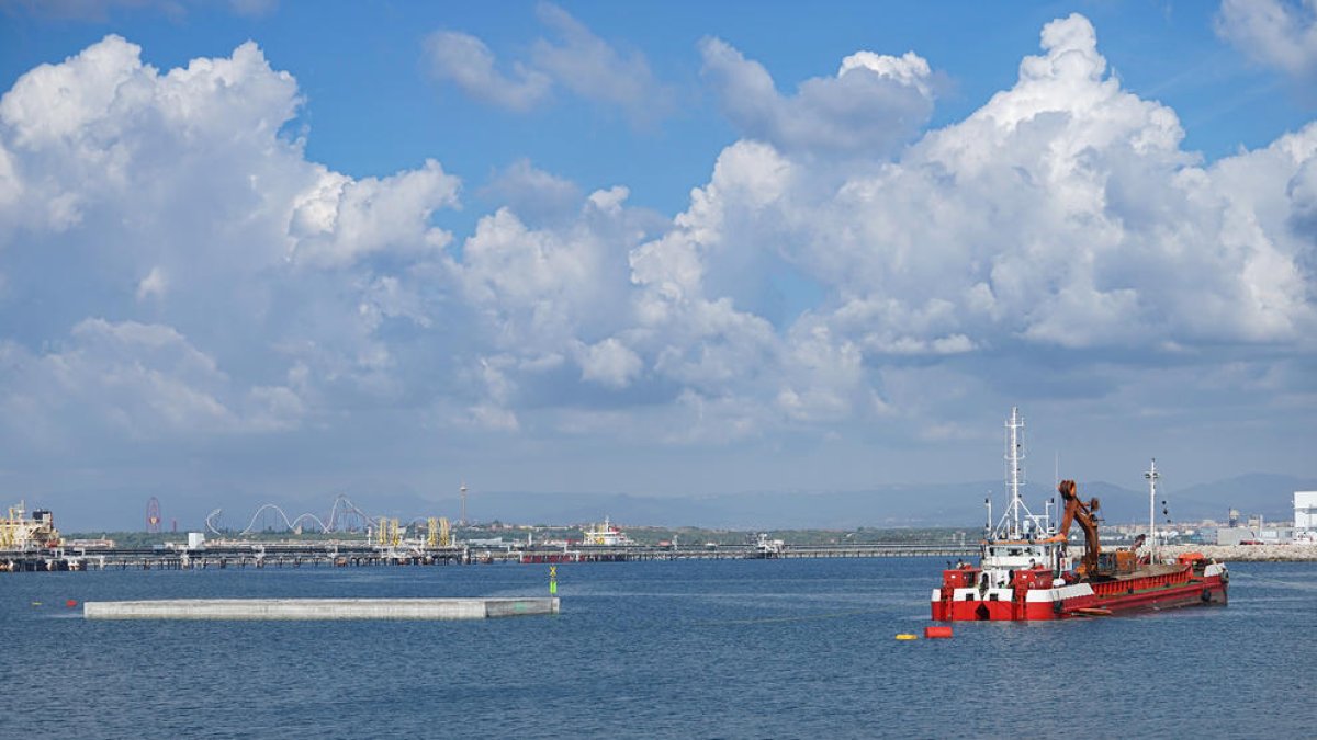 El Port de Tarragona col·loca el primer caixó del moll de Balears