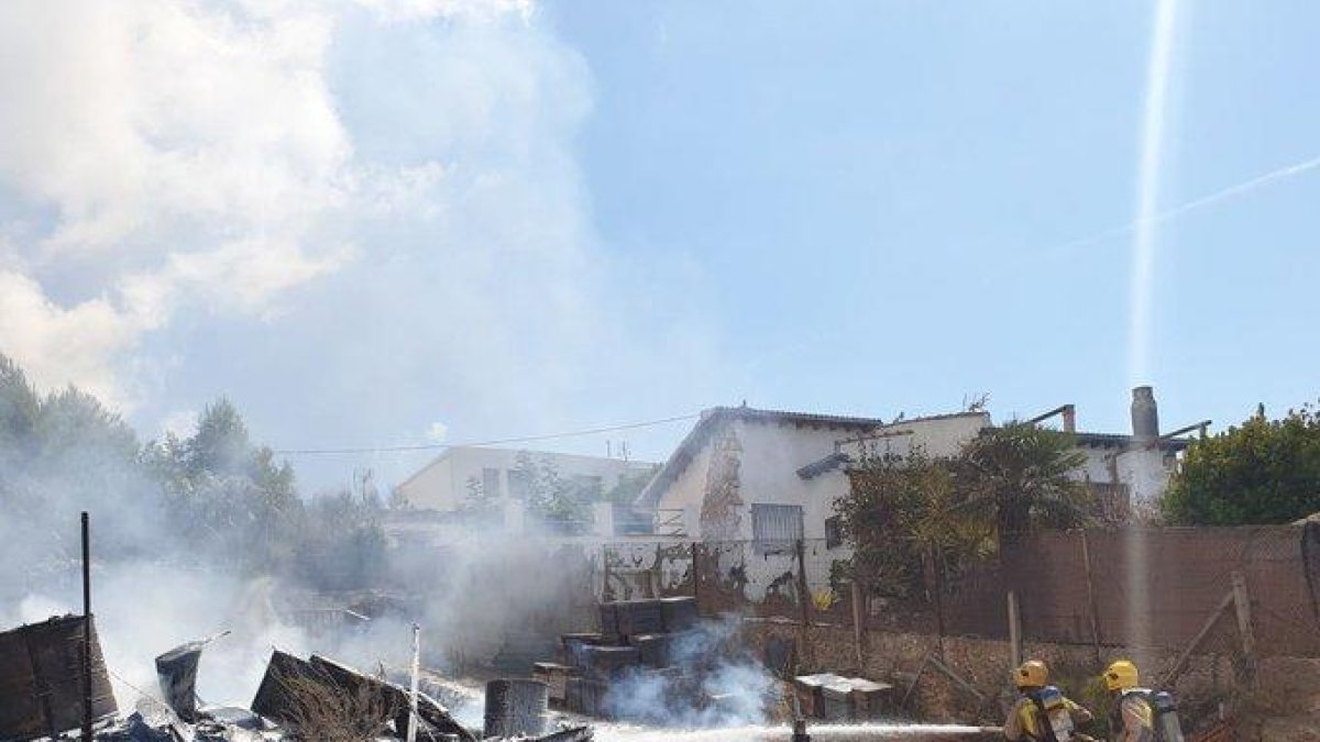 Set dotacions de Bombers treballen en un incendi en una caravana a Segur de Calafell