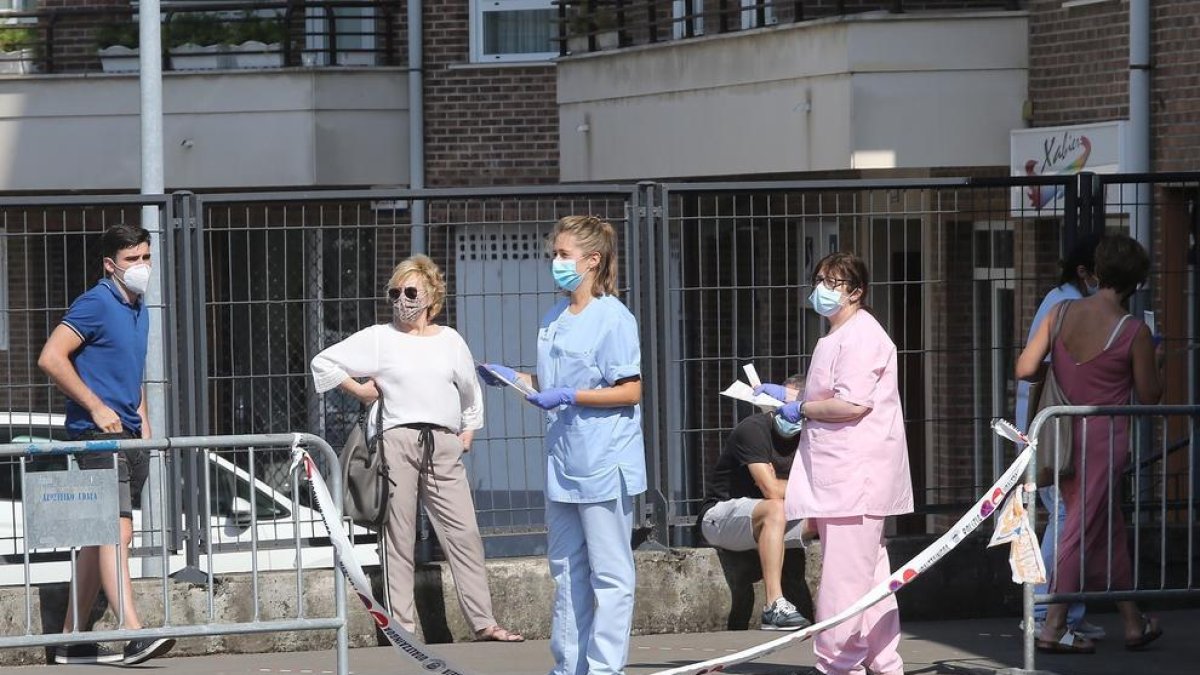 Bruselas pide evitar cerrar fronteras y aplicar cuarentenas y PCR a los viajeros