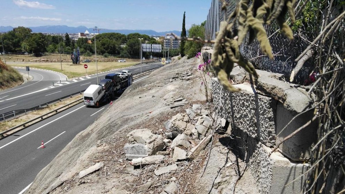 Unes pedres soltes amenacen de caure sobre l'autovia A-7