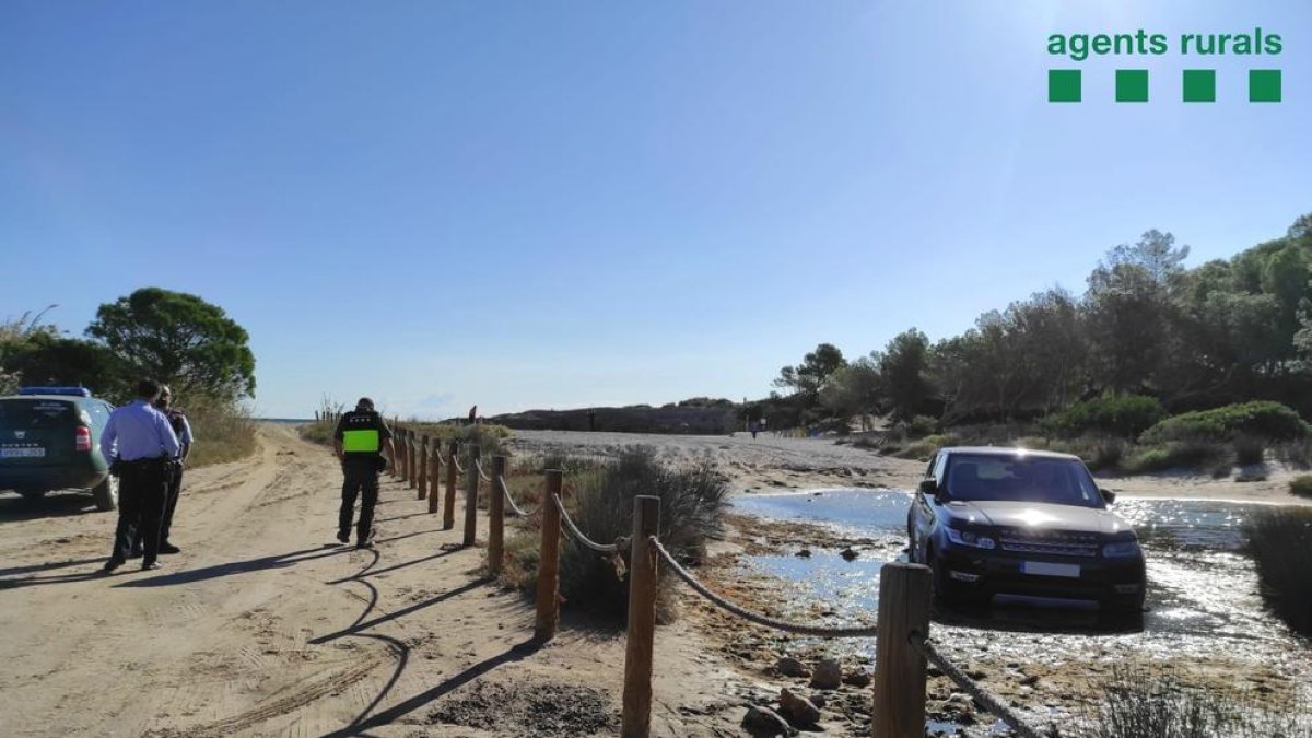 Agentes Rurales sancionan un conductor para circular por una laguna natural a l'Ametlla de Mar