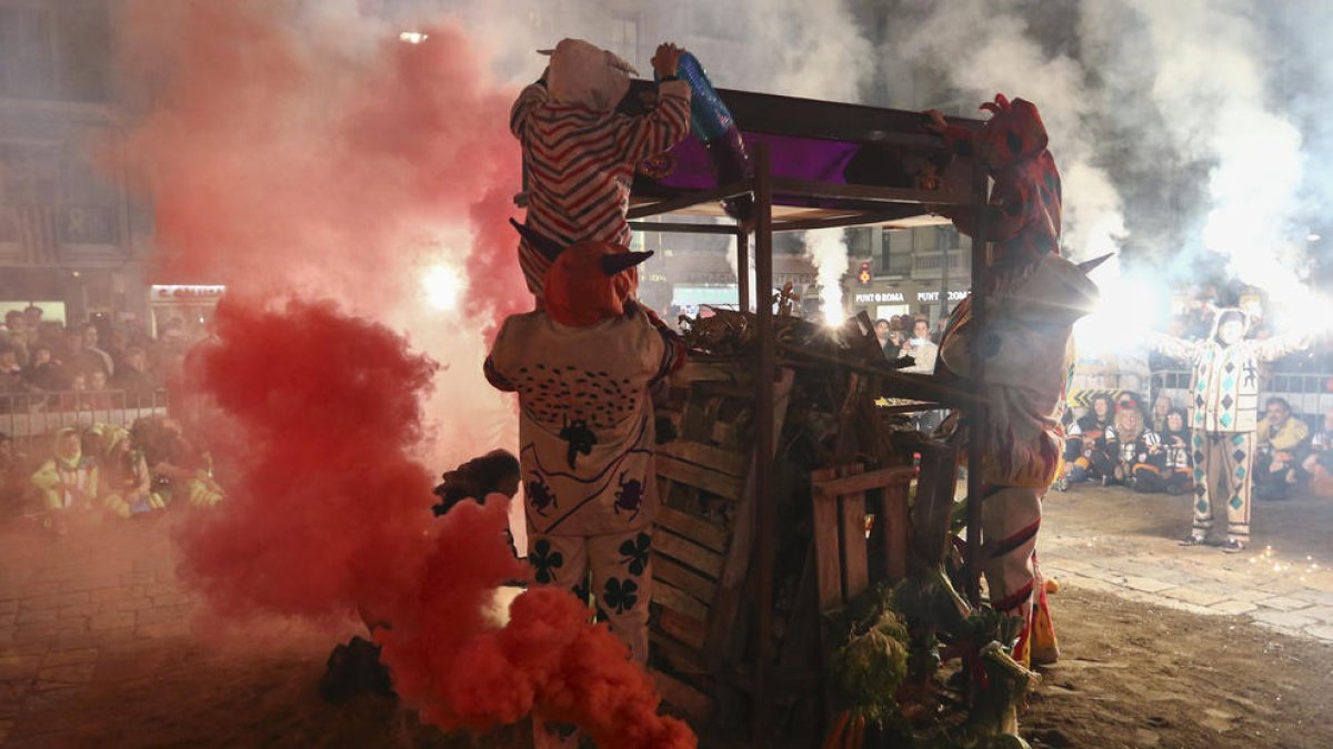 El Rey Carnaval muere, esta vez, «víctima de una almeja|chirla en mal estado»