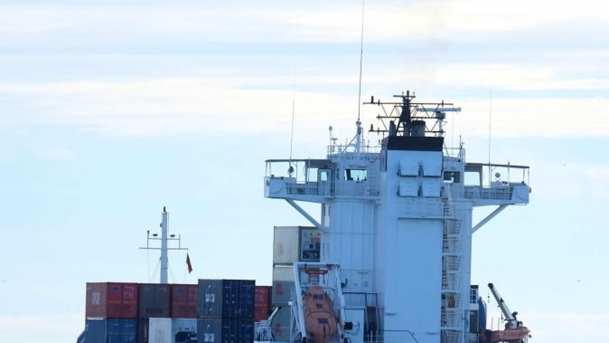 Incendi a la sala de màquines d'un vaixell mercant situat a 33 milles de Tarragona