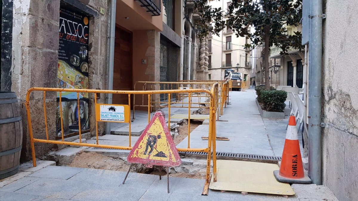 Retiran y soterran el cableado de una fachada de la catedral de Tortosa