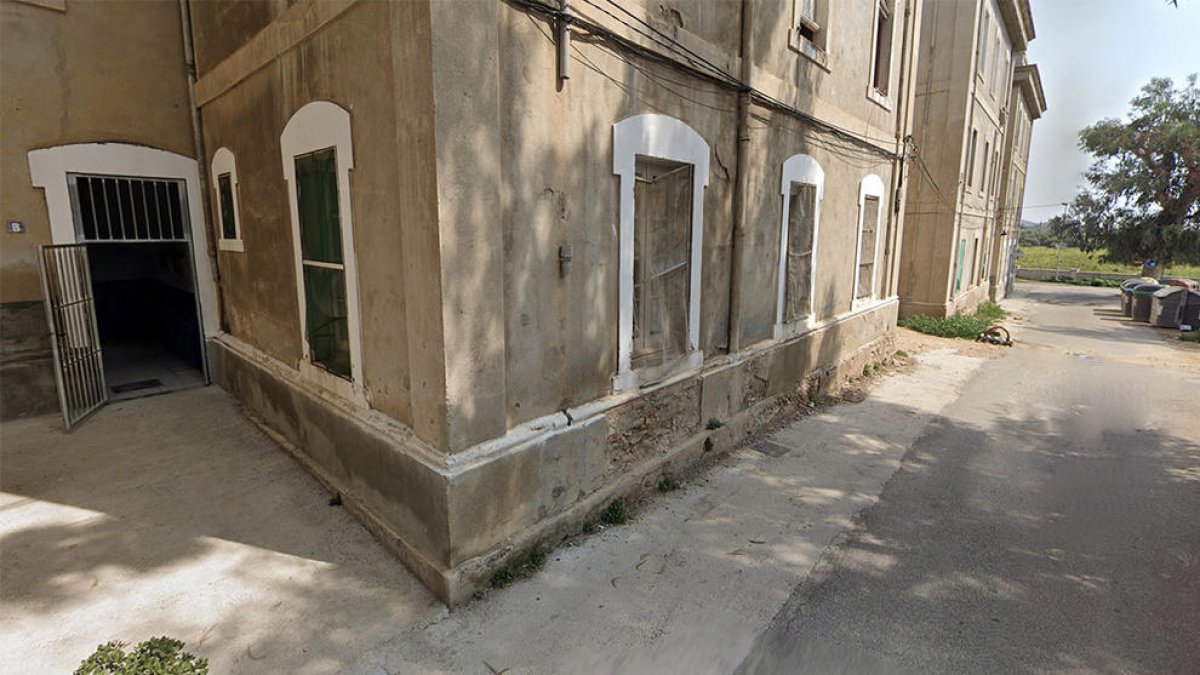 Incendi a un dels pavellons ferroviaris de Sant Vicenç de Calders