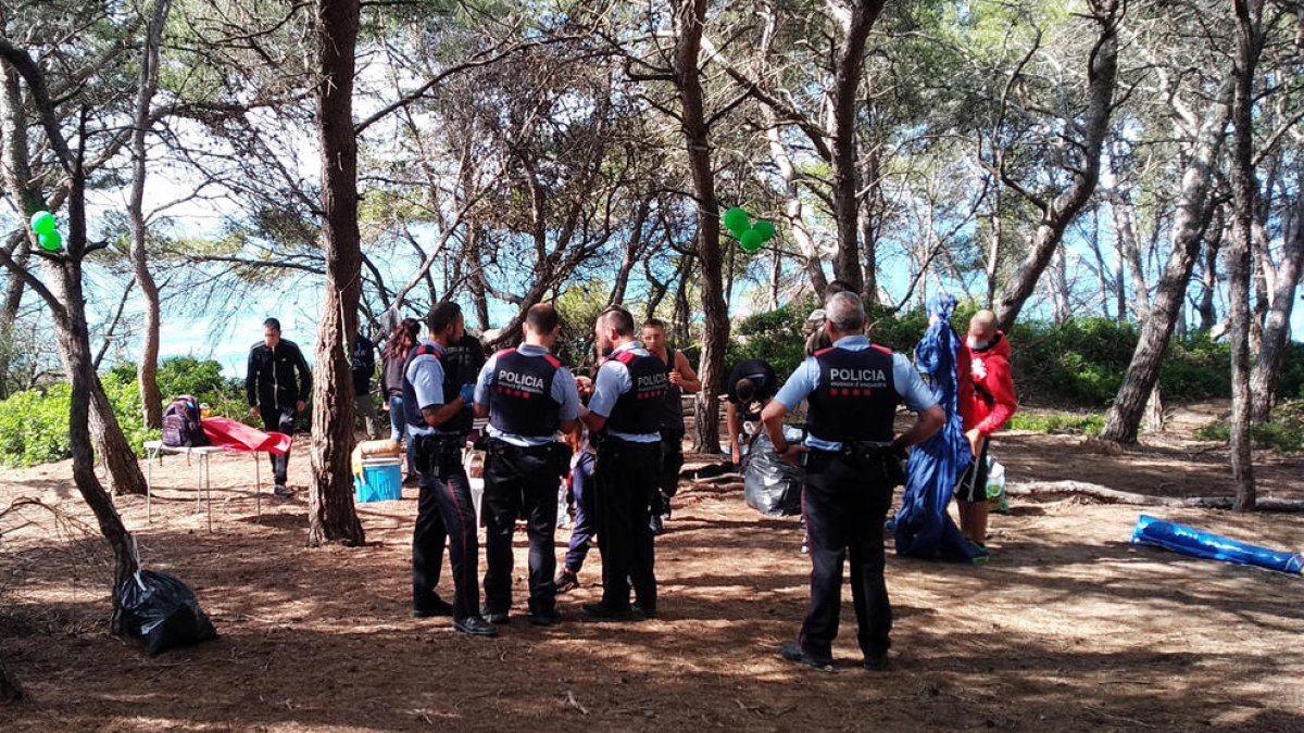 Enxampen un grup de joves de Barcelona acampant il·legalment al Bosc de la Marquesa