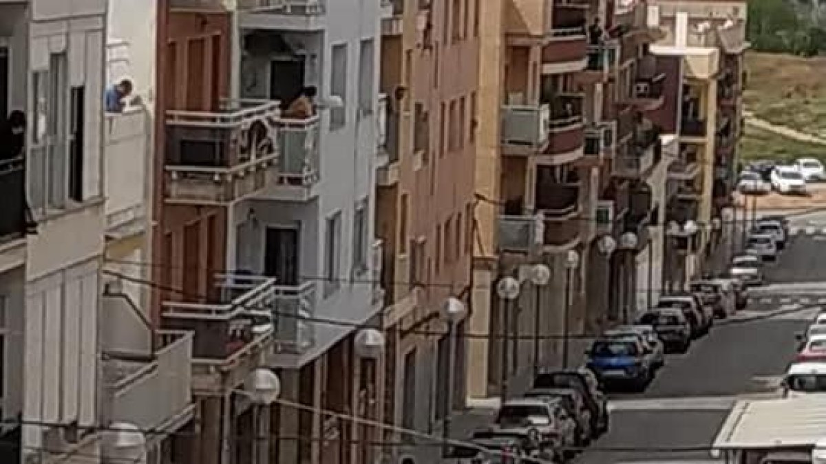 Un home s'autolesiona al balcó del seu domicili a Bonavista