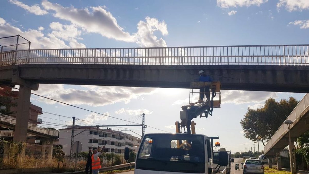 Un camión estropea parte de un paso de peatones sobre l'N-340 en Torredembarra