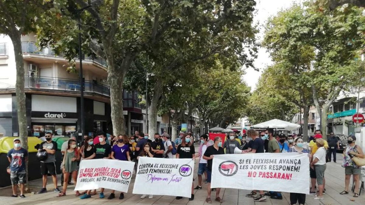 Un grup de persones es concentra en contra de la manifestació de SOMI al Vendrell