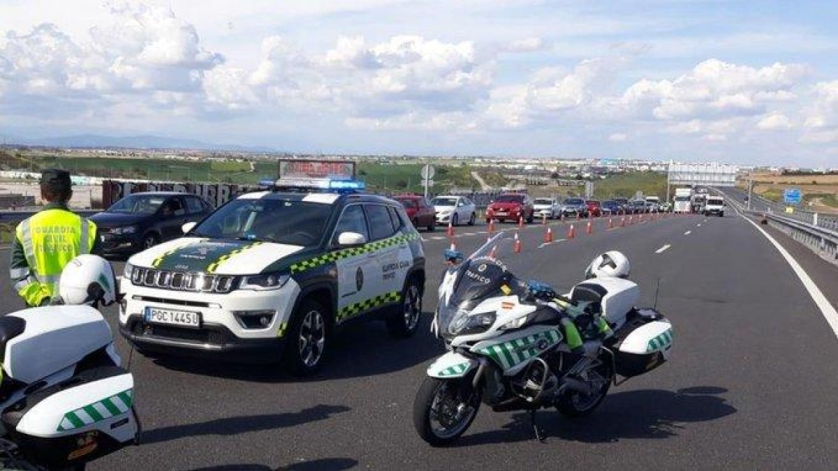 La DGT explica que hay atascos por los controles, no por viajes vacacionales
