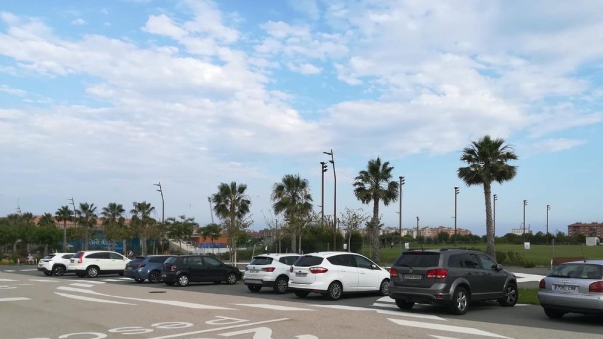 Denuncian el aparcamiento de coches en la Anilla Mediterránea