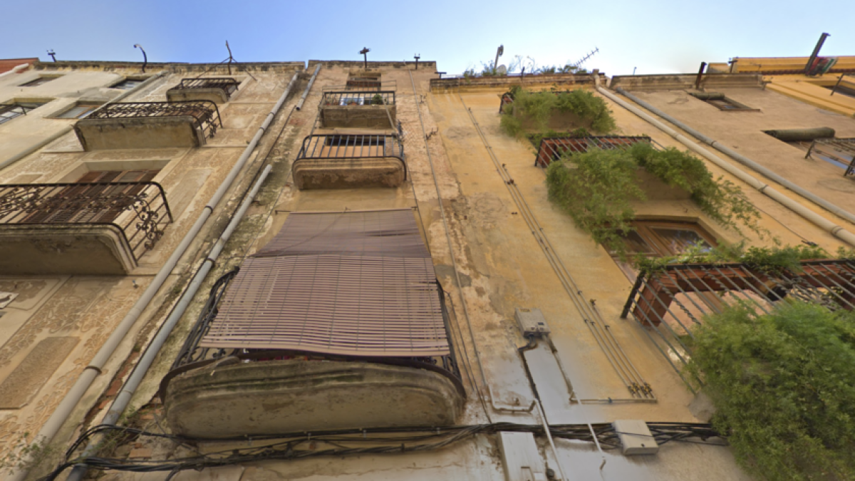 Se hunde parte del techo de un edificio de Valls