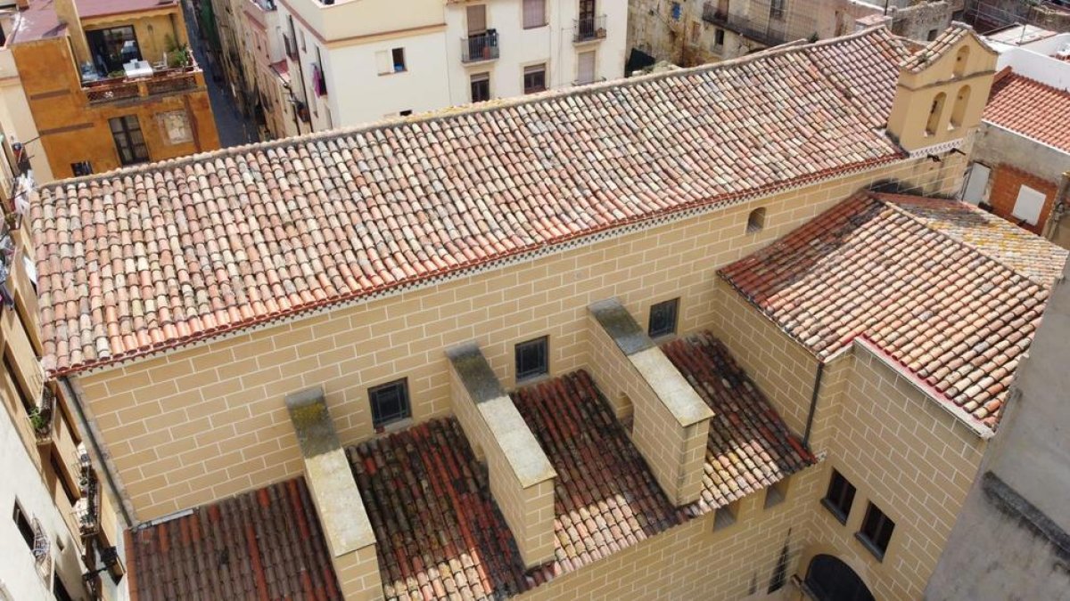 El tejado de Sant Miquel del Pla se encuentra en mal estado y tiene que ser reparada