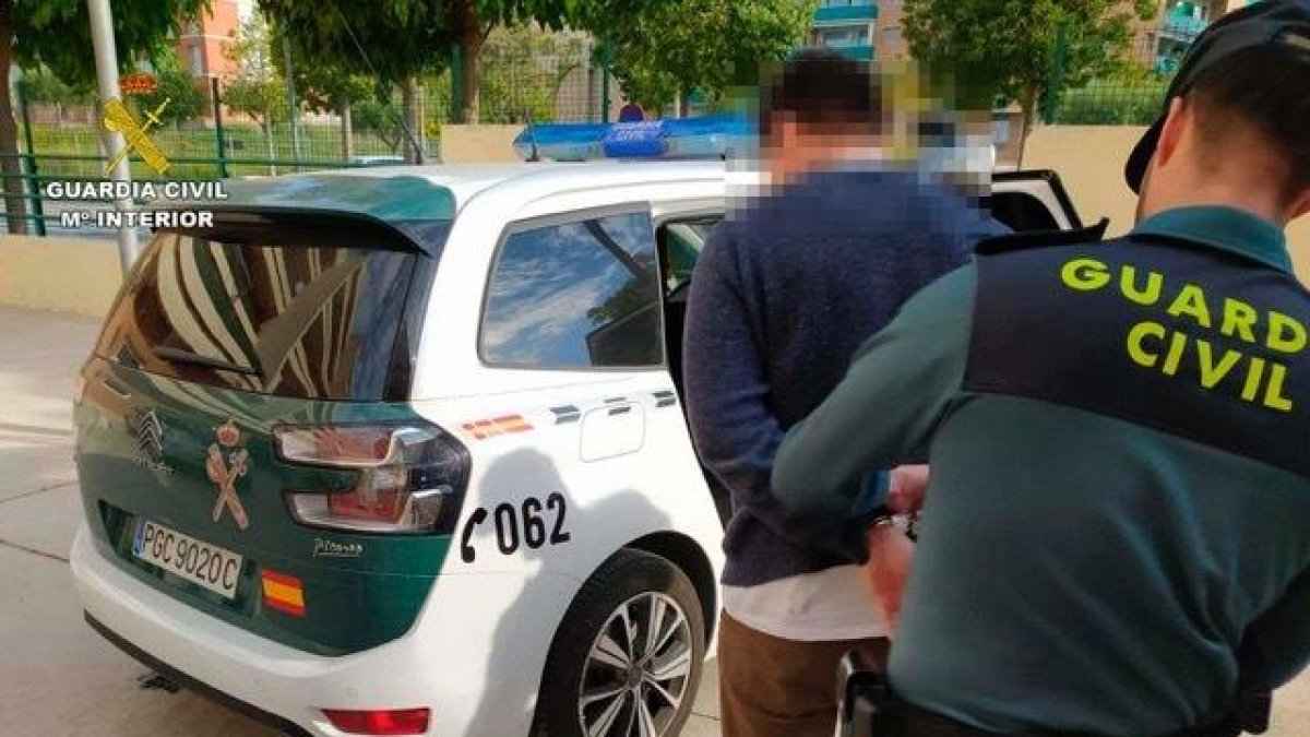 Detingut per vendre droga en una plaça de Torredembarra i per incomplir el confinament