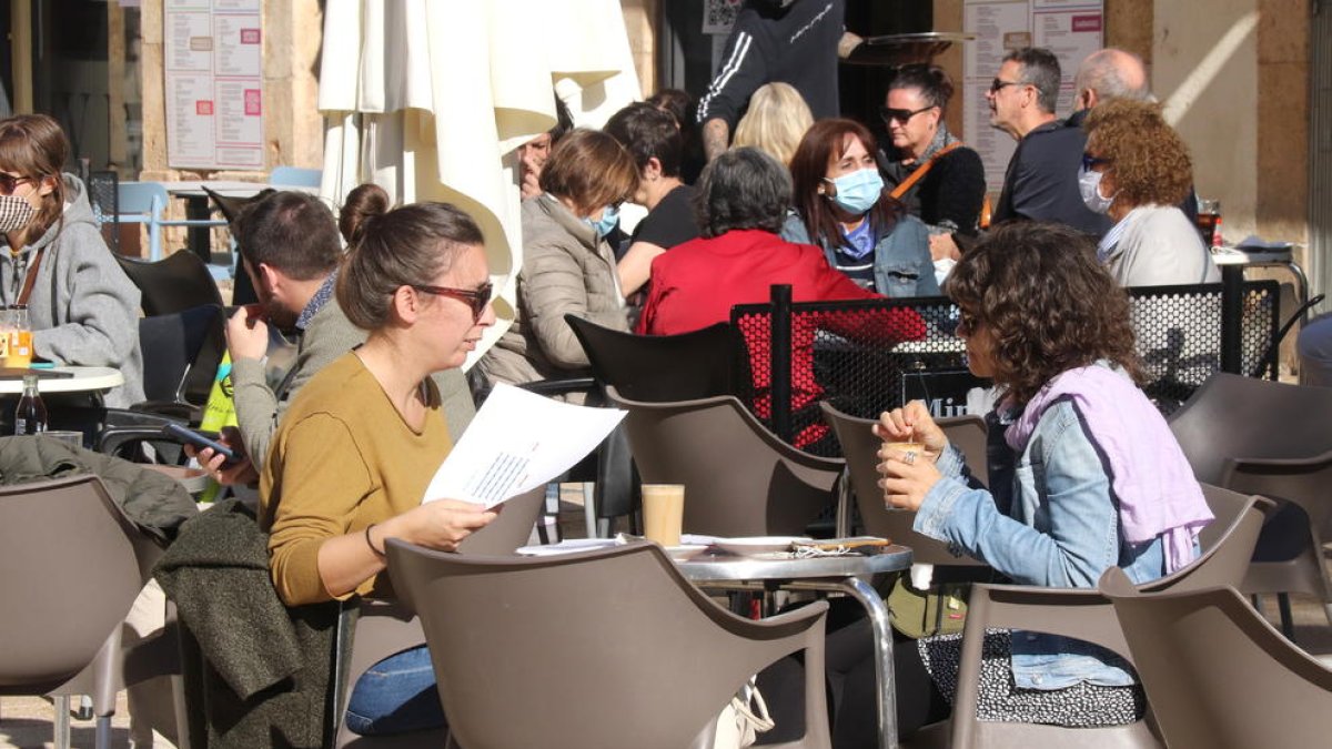 El Procicat aprueba el cierre de bares y restaurantes y la limitación del aforo en el comercio y la cultura