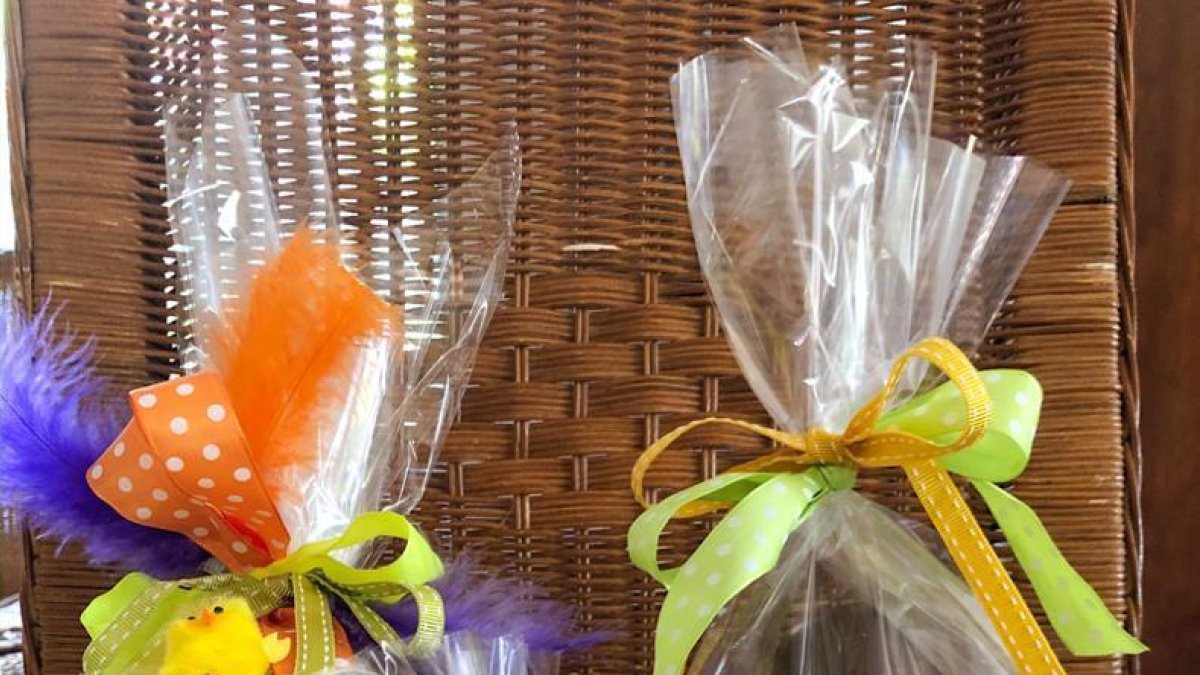 «Només veure la cara d'alegria dels nens quan reben la mona ja val la pena»