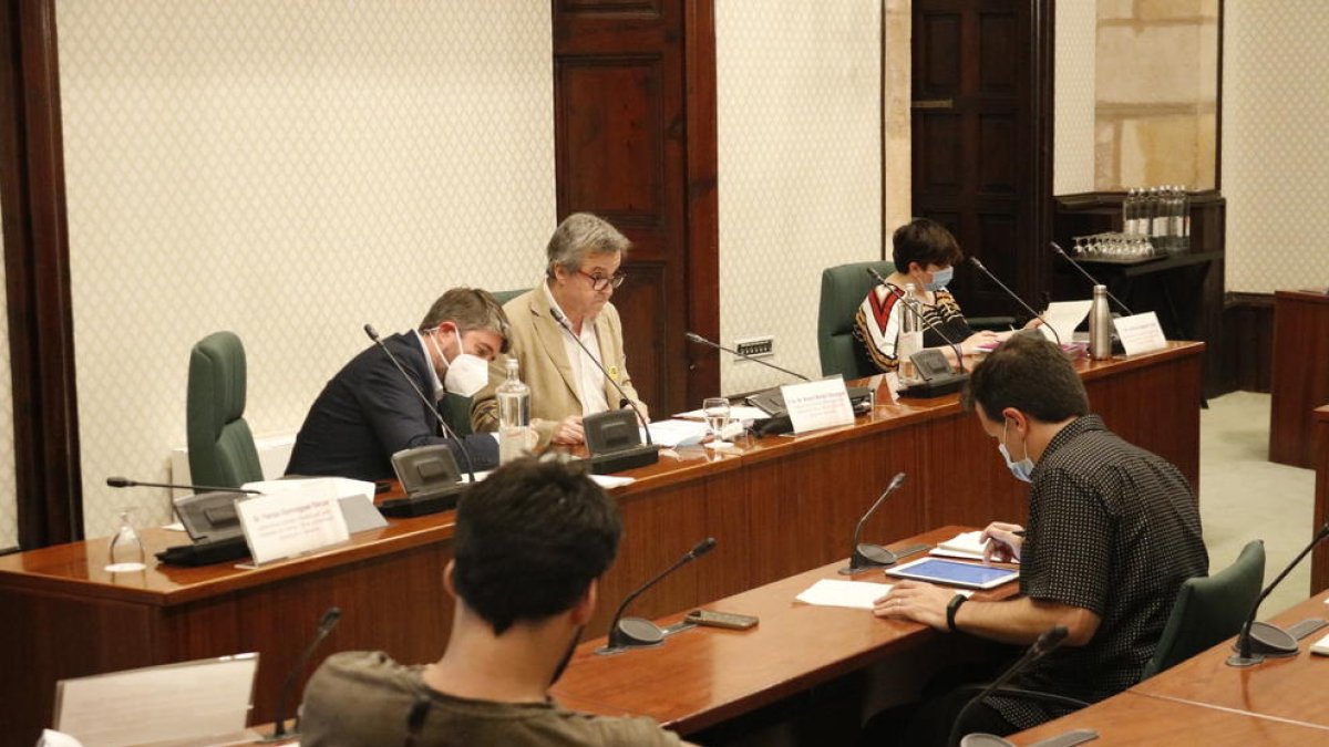 La comisión sobre el 155 concluye que la abdicación de Felipe VI es «necesaria» y propone reprobar el Rey, Sánchez y Rajoy