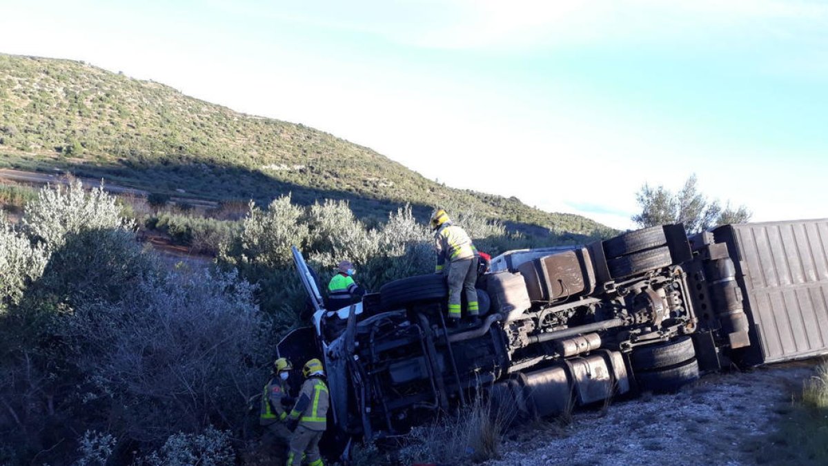 Tallada l'AP-7 a Freginals per un camió de verdures bolcat després de sortir de la via