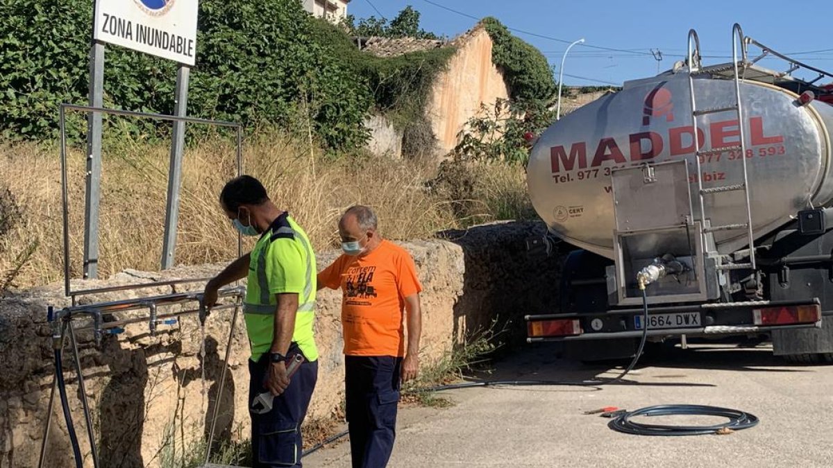 Cap veí de Roda  aprofita el camió cisterna per abastir-se d'aigua