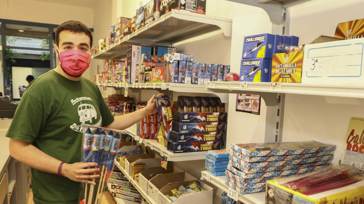 La venta de cohetes por Sant Joan se resiente a causa de la pandemia