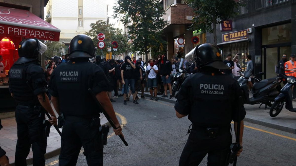 Els antiavalots dels Mossos portaran el número d'identificació també al casc i al davant de l'armilla